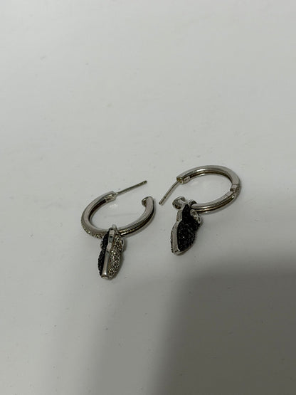Orecchini a Cerchio in Argento 925 con Gufo Pendente e Zirconi – Simbolo di Saggezza