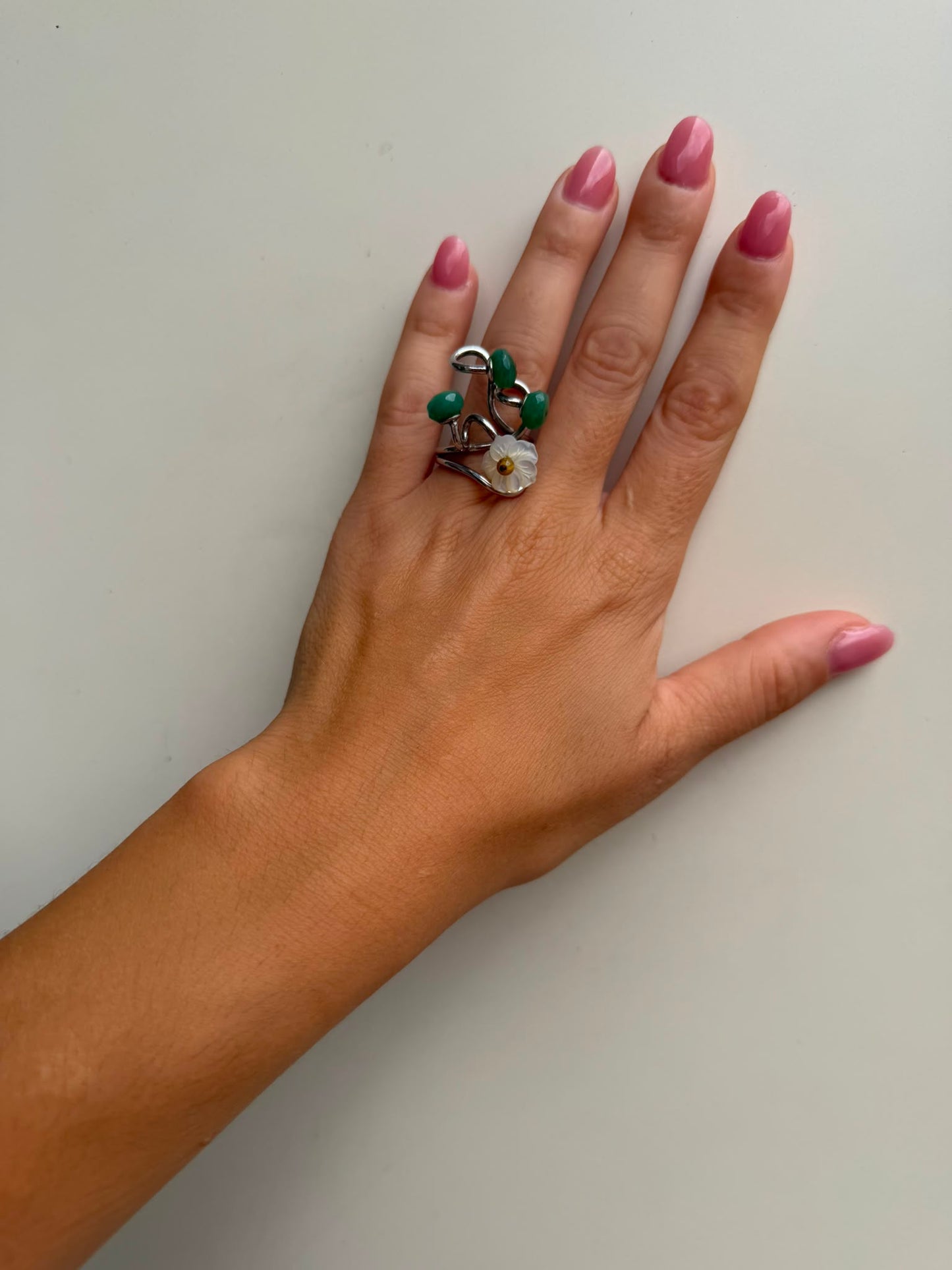 Anello Fiore in Argento 925 con Madreperla e Petali di Giada Verde – Pezzo Unico