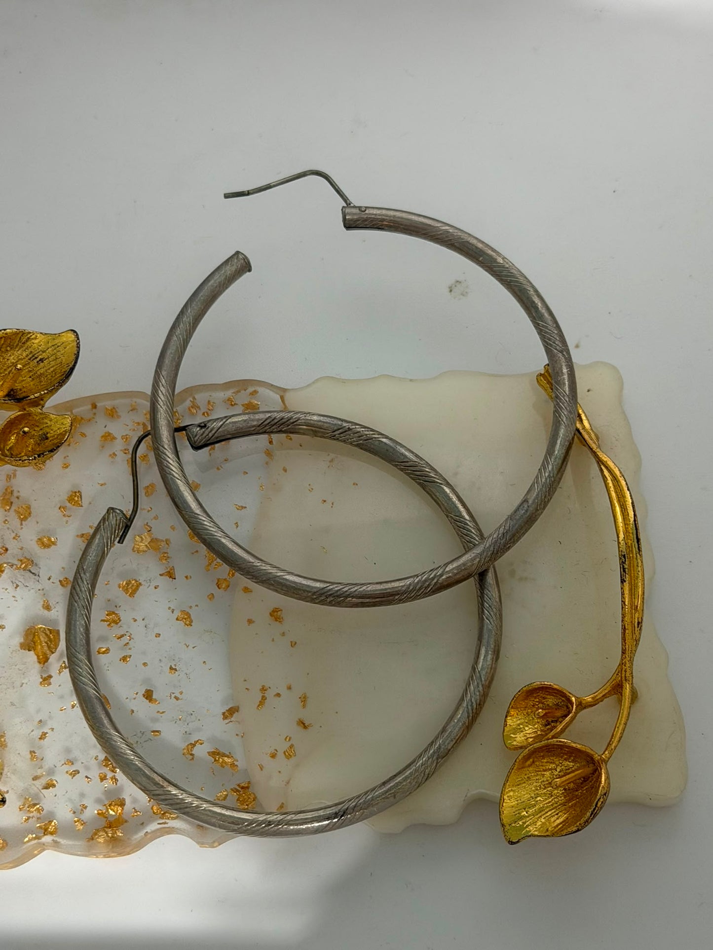 Orecchini a Cerchio Grande con Disegni Incisi in Argento 925 – Pezzo Unico