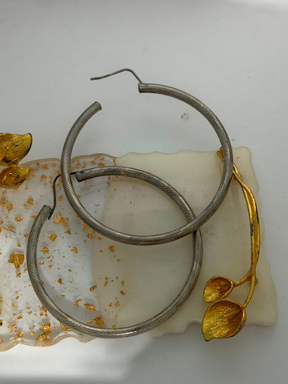 Orecchini a Cerchio Grande con Disegni Incisi in Argento 925 – Pezzo Unico