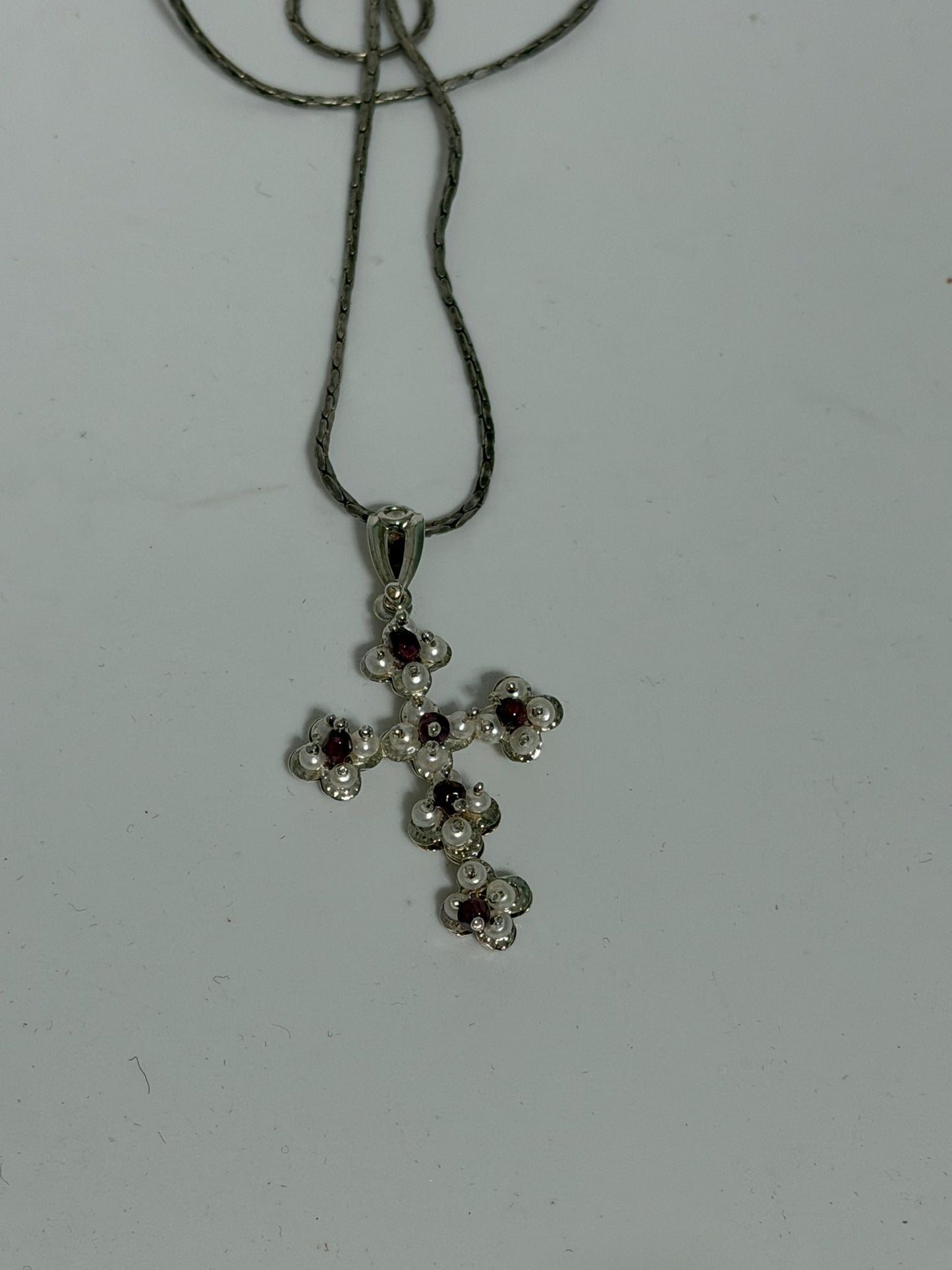 Collana in Argento 925 con Croce, Perle Bianche e Pietre di Granato Rosso – Gioiello Sacro