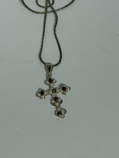 Collana in Argento 925 con Croce, Perle Bianche e Pietre di Granato Rosso – Gioiello Sacro
