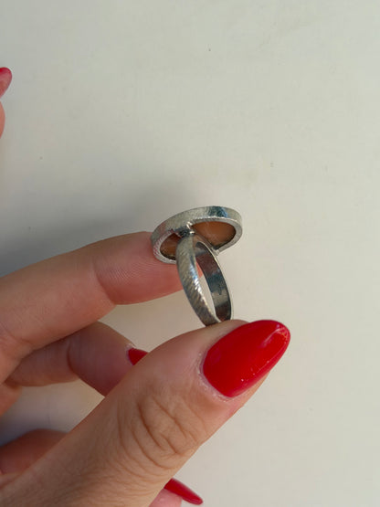 Anello in Argento 925 con Madreperla e Viso Scolpito a Mano – Pezzo d’Arte