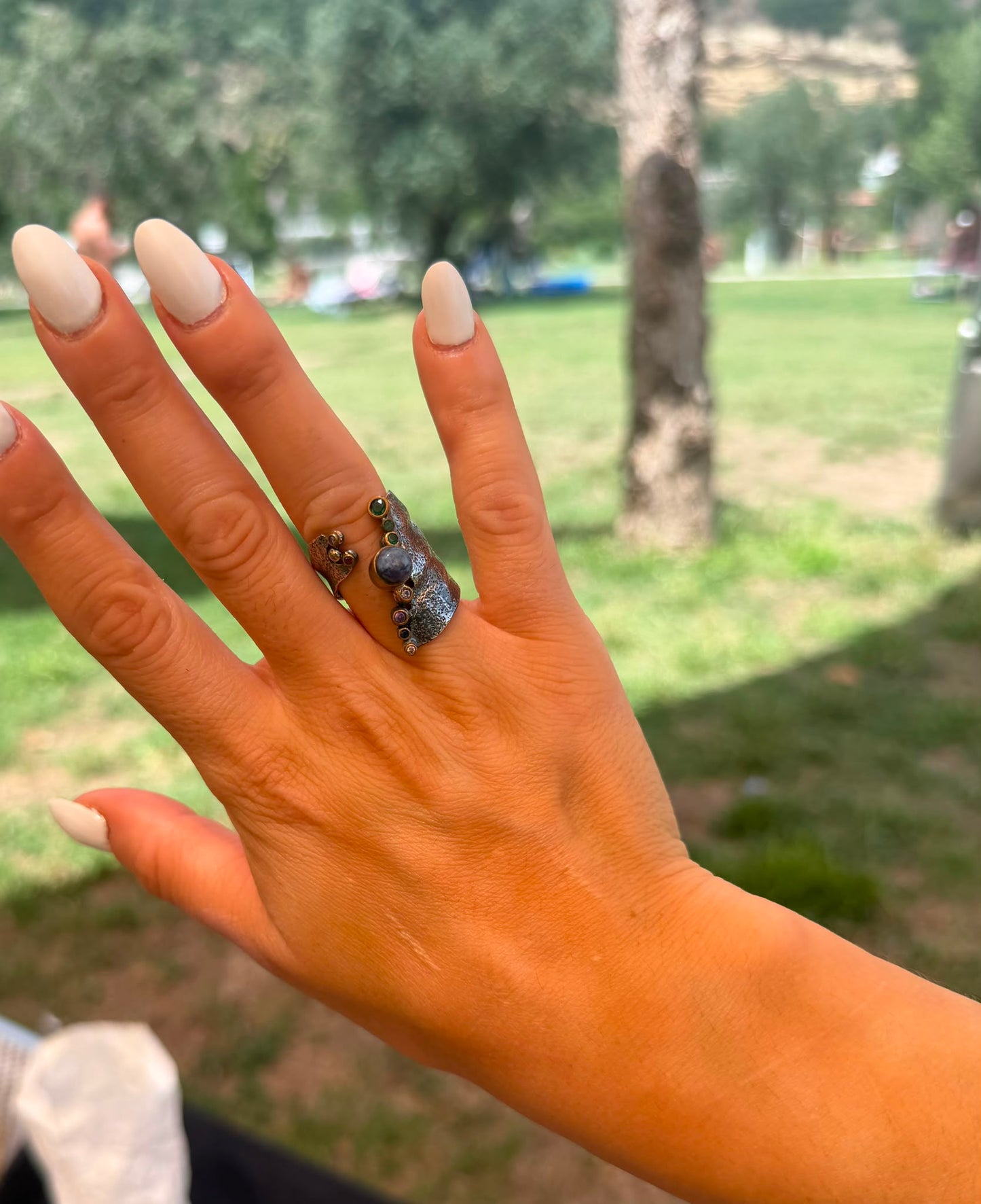Anello a Fascia Larga in Argento 925 Brunito con Ametista, Smeraldo, Rubino e Zaffiro