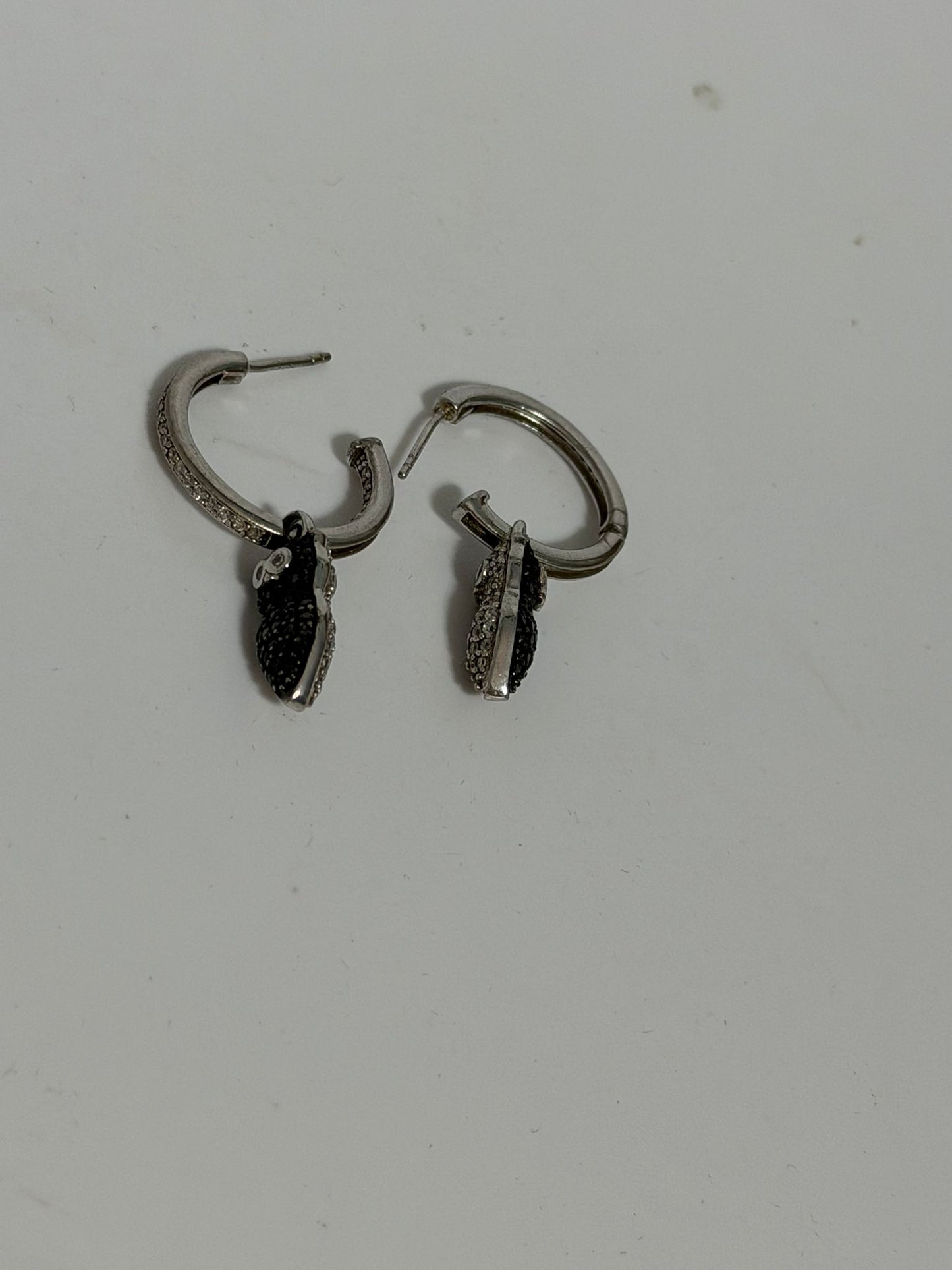 Orecchini a Cerchio in Argento 925 con Gufo Pendente e Zirconi – Simbolo di Saggezza
