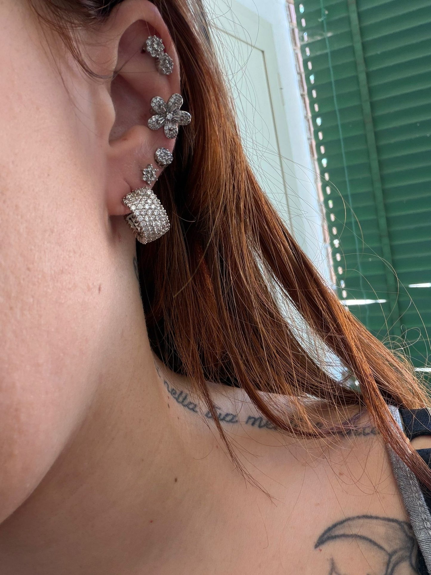 Orecchini Cerchi Larghi in Argento 925 con Zirconi Bianchi – Medi