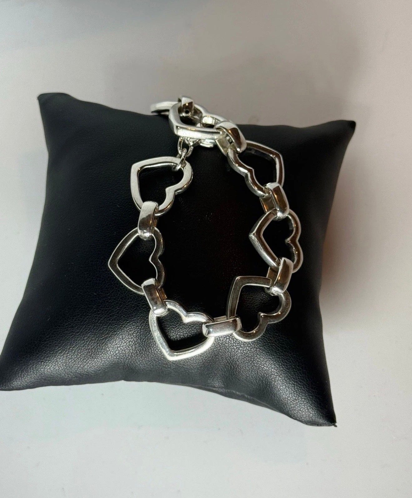 Bracciale Bombato in Argento 925 con Cuori Traforati – 20/21 cm
