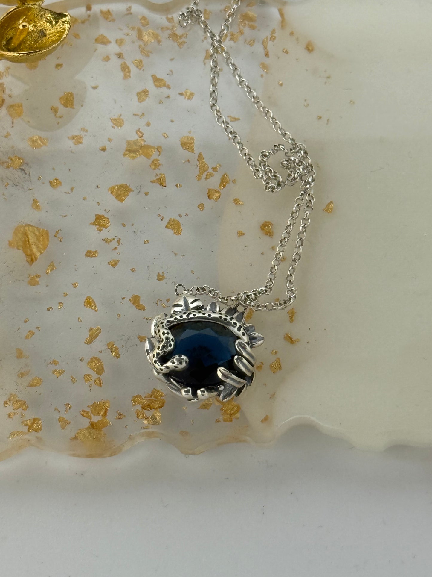 Collana in argento 925 con serpente e zaffiro blu – Pezzo Unico
