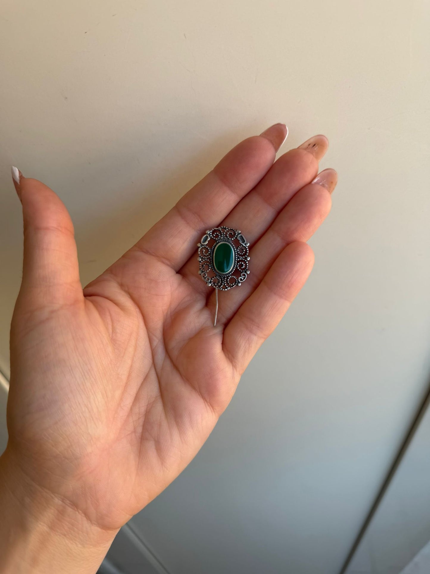 Spilla in Argento 925 con Pietra Giada Verde – Accessorio Artigianale Prezioso