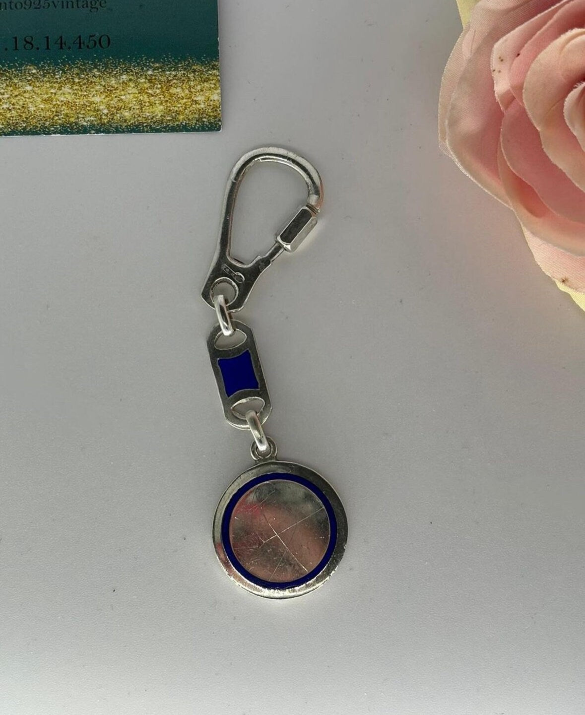 Portachiavi in argento 925 smaltato blu con cerchio.
