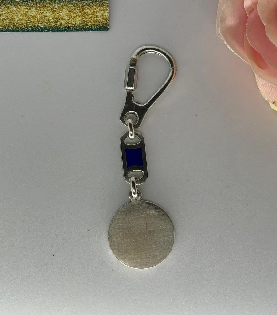 Portachiavi in argento 925 smaltato blu con cerchio.