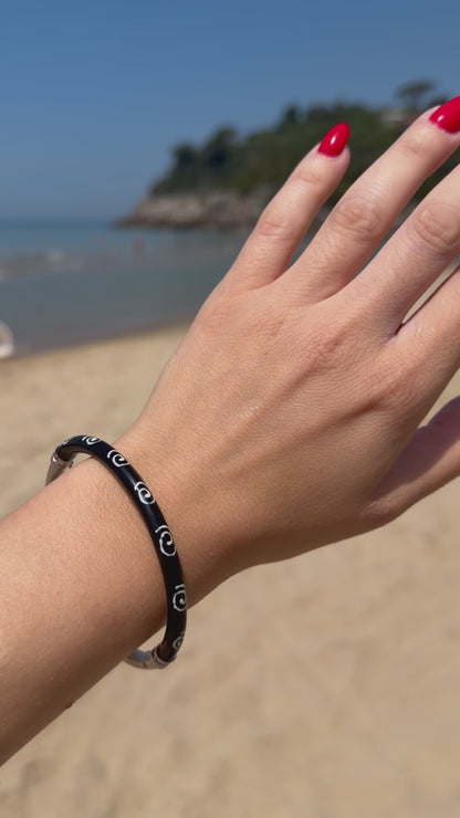 Bracciale Rigido a Cerchio Apribile con Smalto Nero e Ghirigori Bianchi – Design Unico